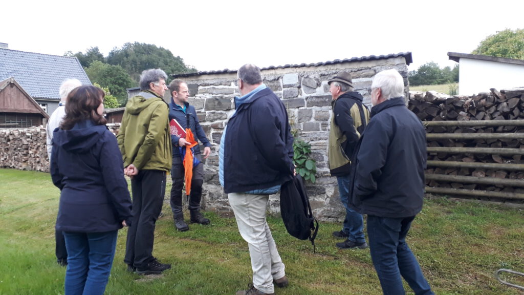 Vor den Mauerresten des alten Backhauses in Medelon